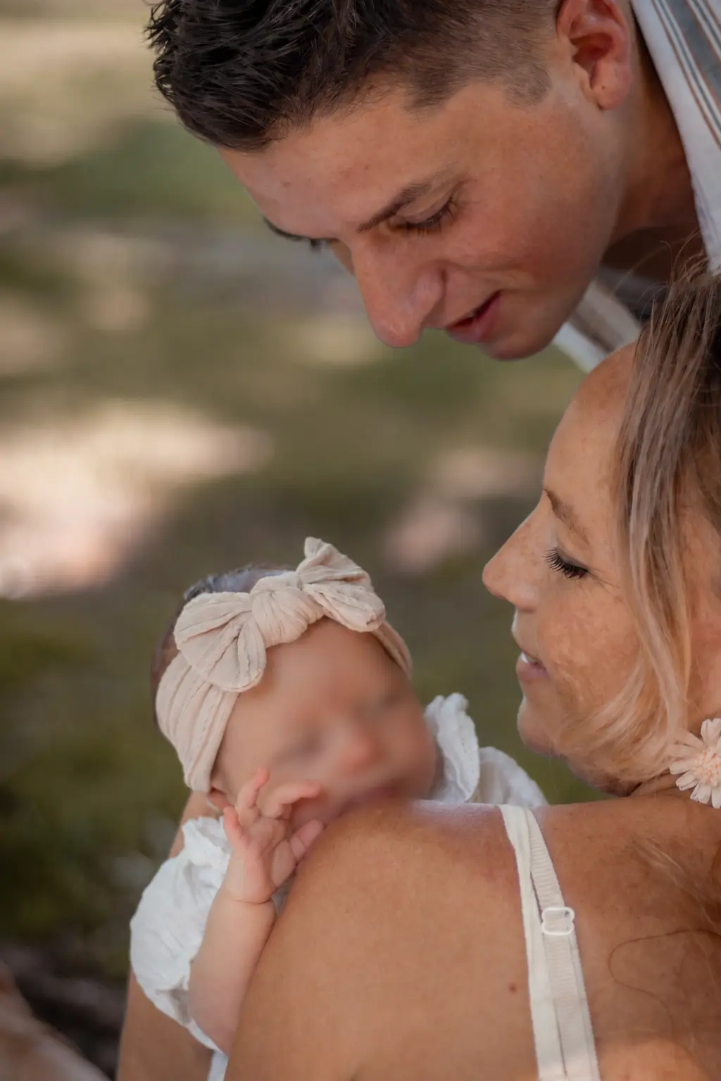 Jeunes parents penchés sur leur nouveau-né, séance naissance en Provence